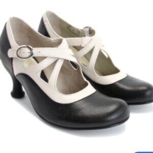 JOHN FLUEVOG PUMPS Sz 10 BELLEVUES PEARL HART CRISS-CROSSED MARY JANES HEELS